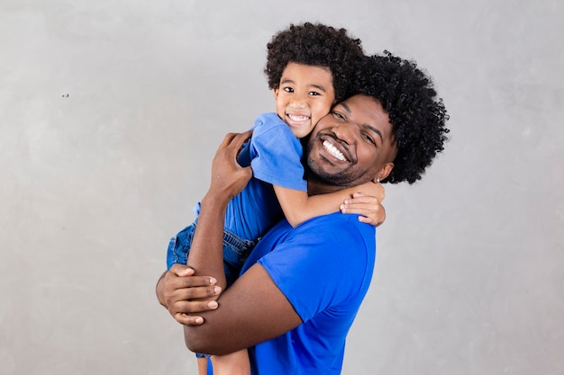 Papa afro et fils noir sur fond gris souriant et heureux papa afro le jour de la fête des pères fête des pères en août