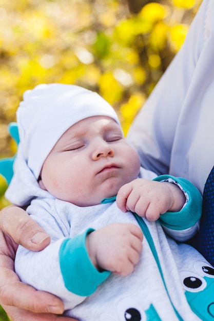 Papa avec un bébé, un petit garçon se promène à l'automne dans le parc ou la forêt. Feuilles jaunes, la beauté de la nature. Communication entre un enfant et un parent.