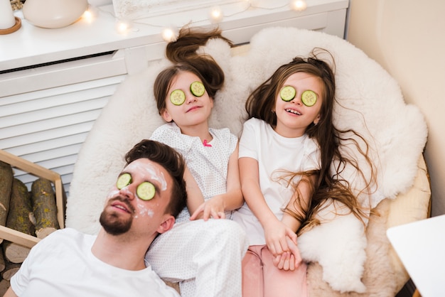 Photo papa célèbre la fête des pères avec ses filles