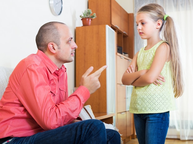 Papa donnant des instructions à l&#39;enfant