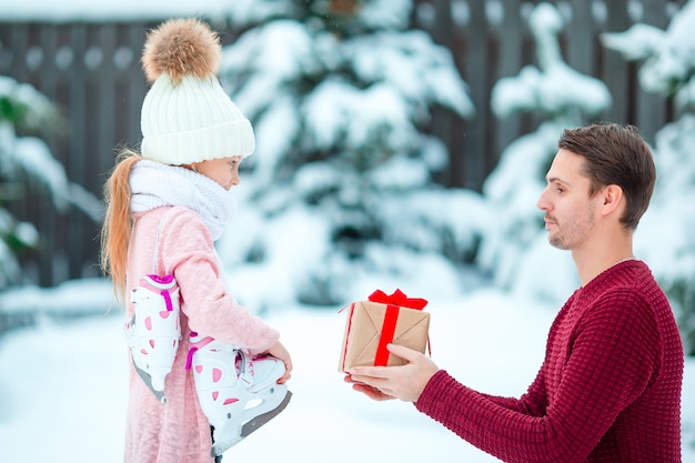 Papa donne un cadeau de Noël à sa petite fille