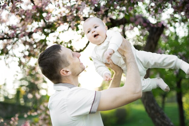 Papa et enfant ensemble sur la nature en journée d'été