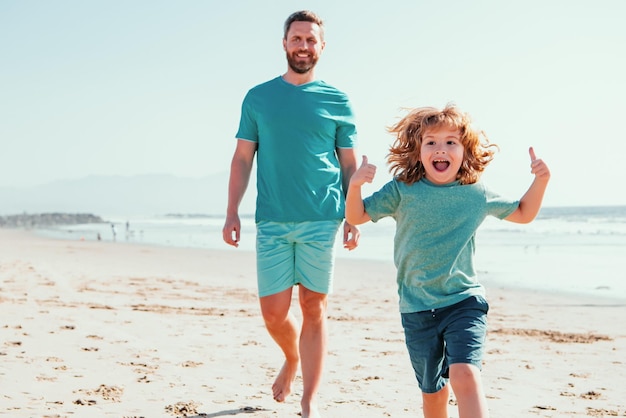 Papa et enfant profitant d'un papa en plein air avec un enfant garçon un jour d'été week-end concept de famille homme