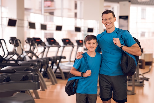 Papa a étreint son fils et ils posent pour la caméra.