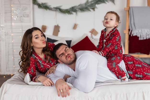 Papa et fille heureux de maman le matin avant Noël