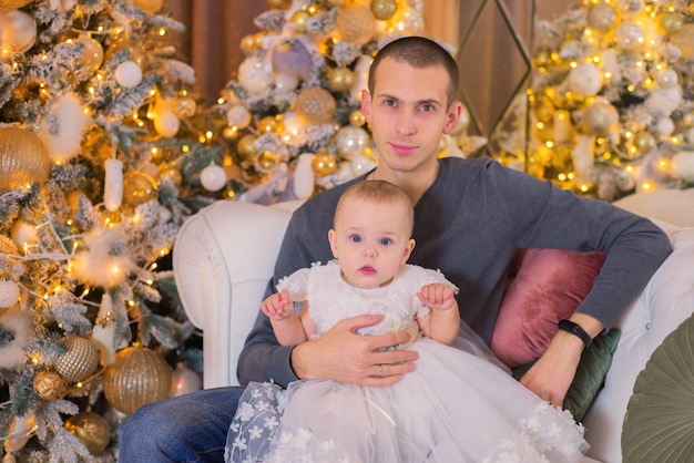 papa et fille à noël jeune homme et enfant