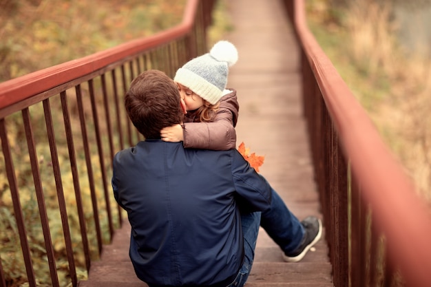 Photo papa et fille passent du temps ensemble dans la nature