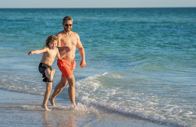 Papa et fils courant sur la plage de la mer Père fils enfant se liant en profitant des vacances d'été Moments spéciaux entre papa et fils en mer