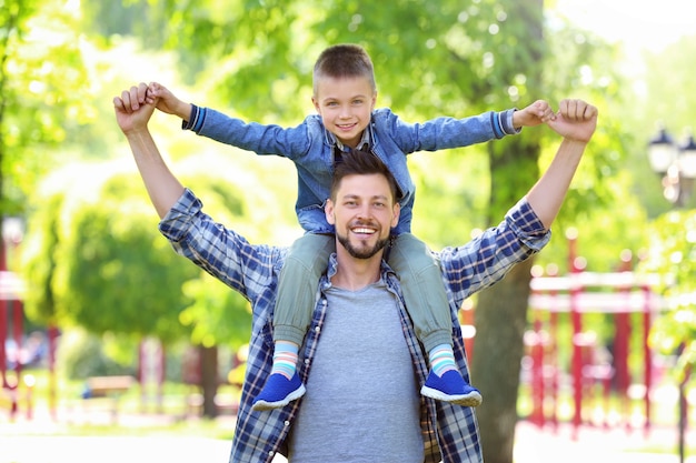 Papa et fils dans un parc verdoyant aux beaux jours