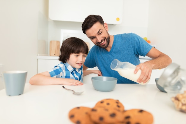 Papa et fils décident de prendre leur petit déjeuner ensemble.