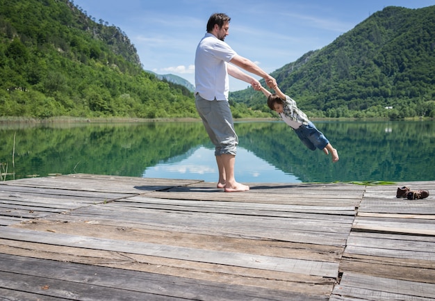 Papa Et Fils Jouant Sur Le Lac De Montagne