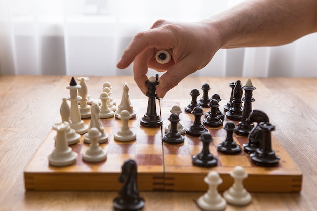 Papa et fils jouent aux échecs ensemble à la maison