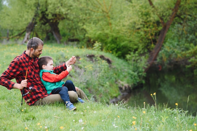 Papa et fils pêchant en plein air