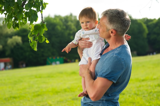 Papa et fils en promenade.