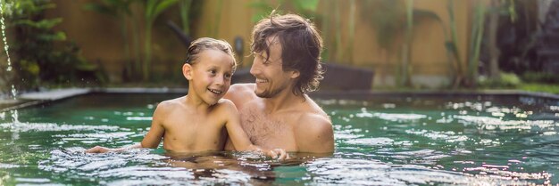 Papa et fils s'amusent dans la bannière de la piscine format long