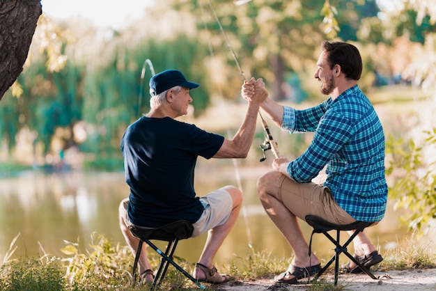 Papa Et Fils Se Donnent Cinq Dans La Nature.