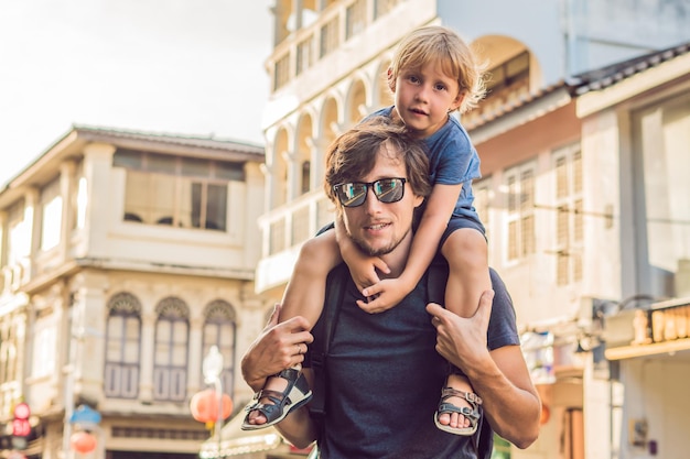 Papa et fils sont des touristes dans la rue dans le style rom de style portugais à Phuket Town. Aussi appelé Chinatown ou la vieille ville