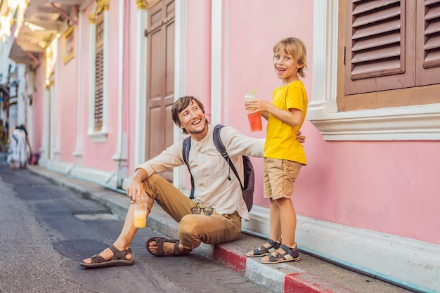 Papa et fils touristes dans la rue dans le style portugais Romani à Phuket Town Aussi appelé Chinatown ou la vieille ville Voyager avec des enfants concept