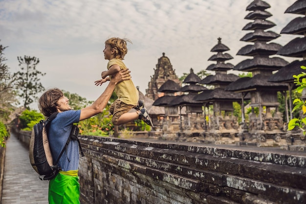 Papa et fils touristes dans le temple hindou traditionnel balinais Taman Ayun à Mengwi. Bali, Indonésie Concept de voyage avec des enfants