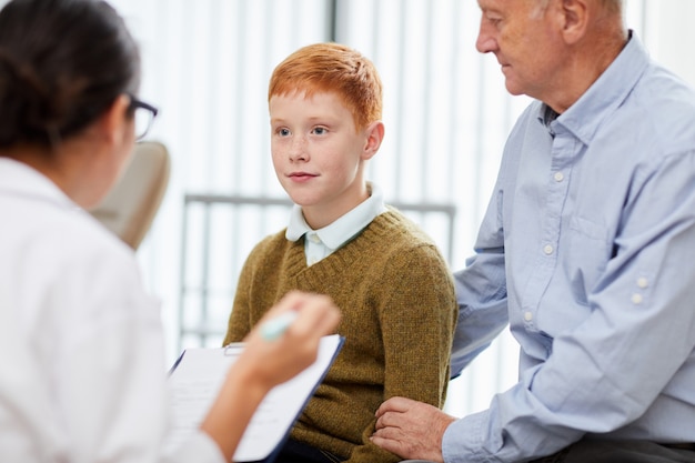 Papa Et Fils Visitant Un Médecin