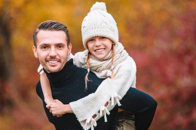 papa et gosse sur une belle journée d'automne dans le parc