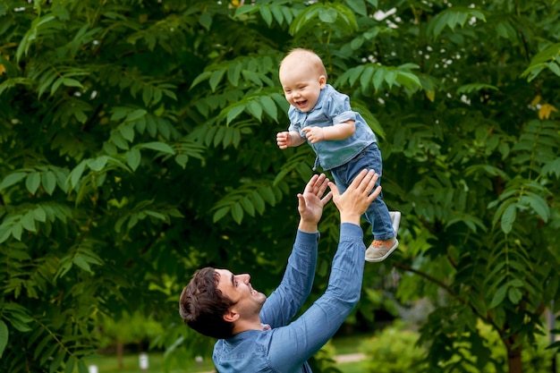 Papa jette le bébé