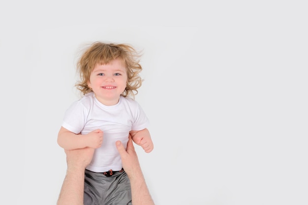 Papa jette un enfant qui rit sur fond blanc copie espace photo de haute qualité