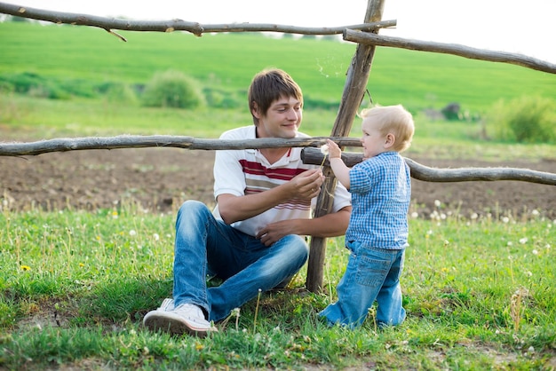 Papa jouant avec l'enfant