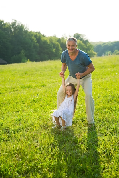 Papa joue avec la fille.