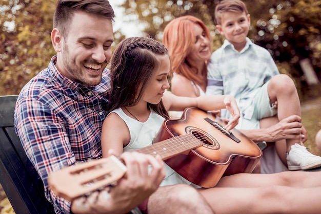 Papa joue de la guitare pour la famille