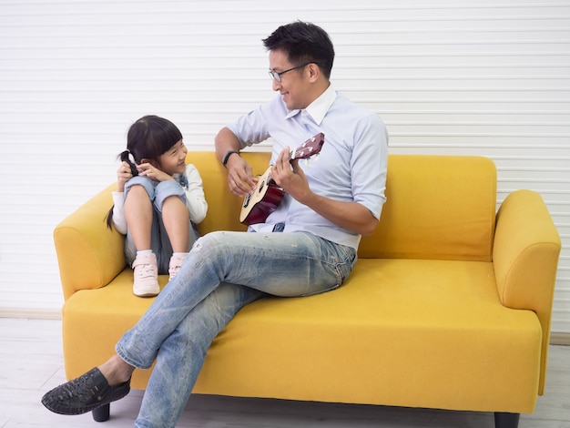 Papa joue avec sa fille à la maison, concept de famille