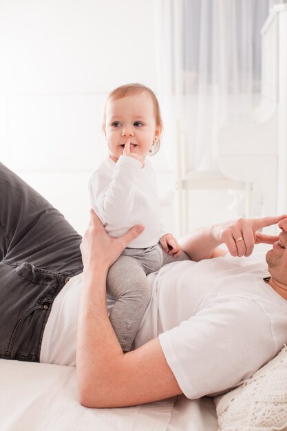 Papa joue avec sa fille