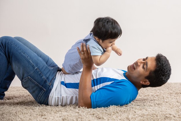 Papa joue sur le sol avec son fils le jour de la fête des pères