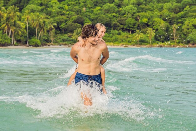 Papa joue avec son fils dans la mer