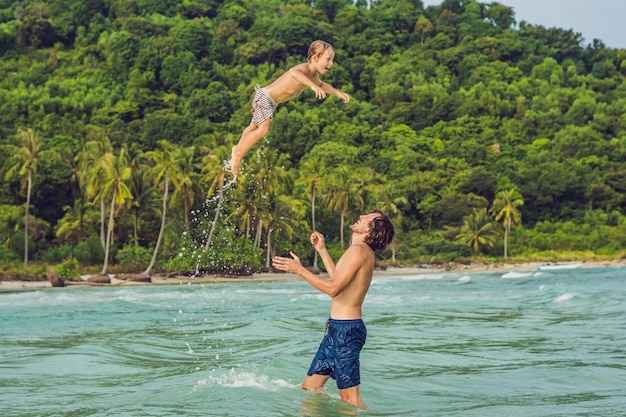 Papa joue avec son fils dans la mer