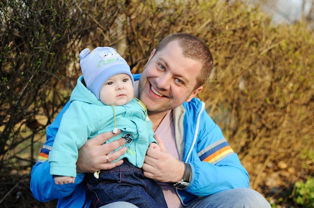 Papa joue avec son jeune fils