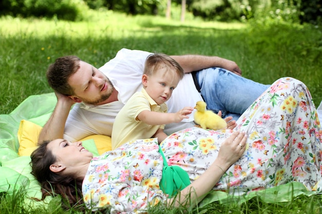 Papa maman enceinte et petit fils en pique-nique dans le parc