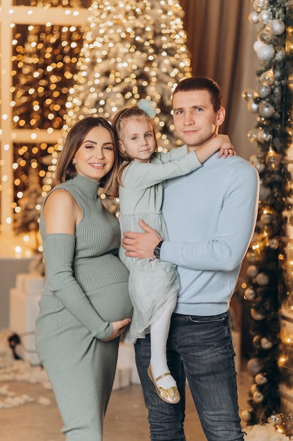 Papa, maman et leur fille fêtent le Nouvel An