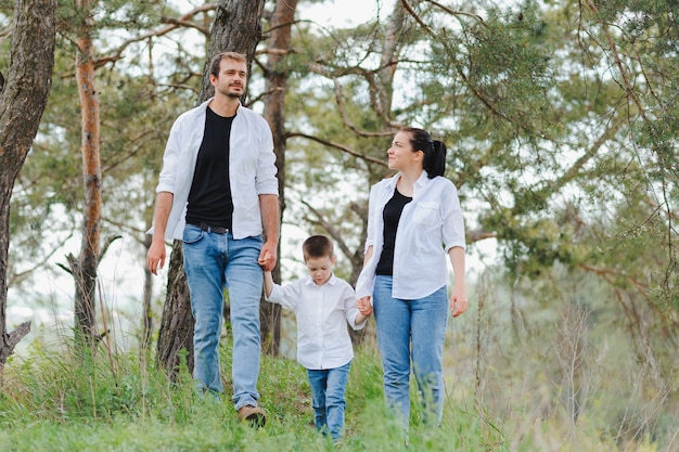 Papa, maman et petit fils s'amusant ensemble, à l'extérieur