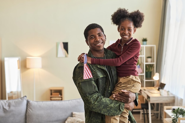 Papa militaire avec sa petite fille