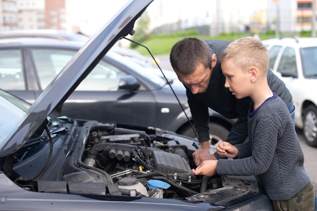 Photo papa montre à son petit fils heureux comment fonctionne la voiture