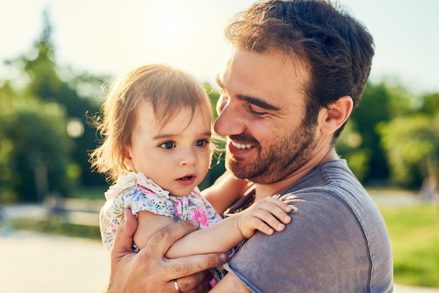 Papa ne veut pas te laisser partir Photo d'un jeune père avec sa petite fille à l'extérieur