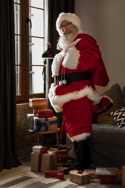 Papa noel avec le sac de cadeaux sur son épaule