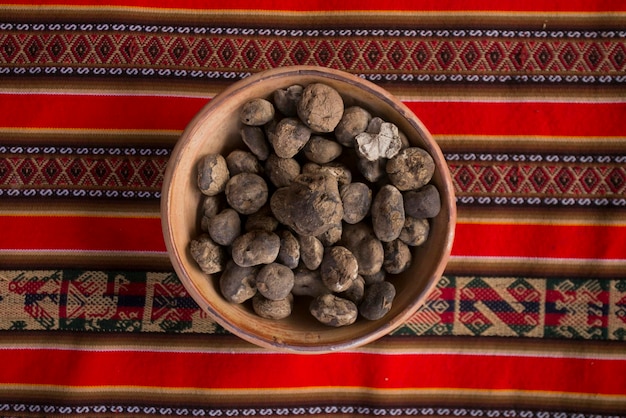 Papa peruana. Lors de la cérémonie de la pachamanca, une variété de viandes et de légumes sont cuites sous des pierres chaudes.