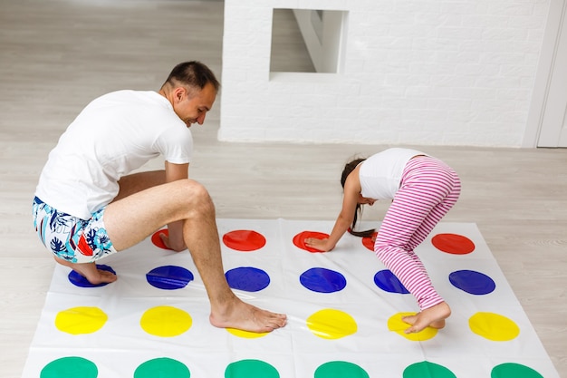 Papa avec petite fille s'amusant ensemble