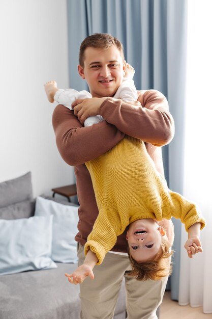 Papa a pris le garçon à la veste jaune à l'envers Jeux amusants pendant la quarantaine