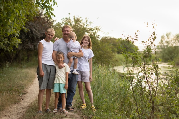 Papa avec quatre enfants dans la nature