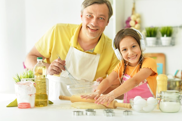 Papa et sa fille dans la cuisine