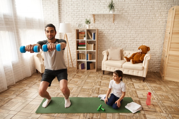 Papa avec sa fille gardent un mode de vie sain