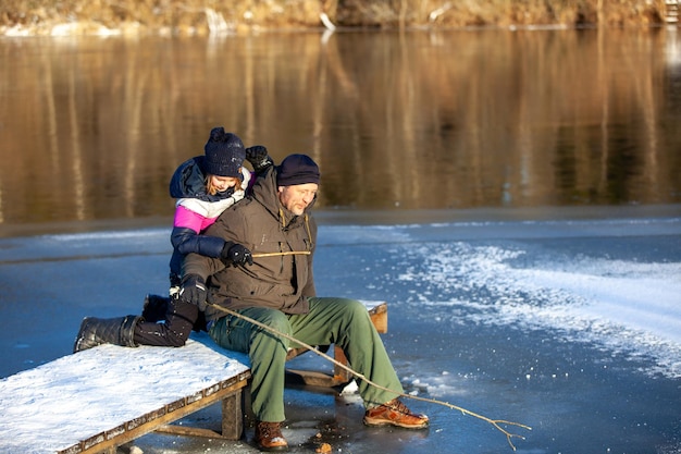 Papa et sa fille jouent sur la glace